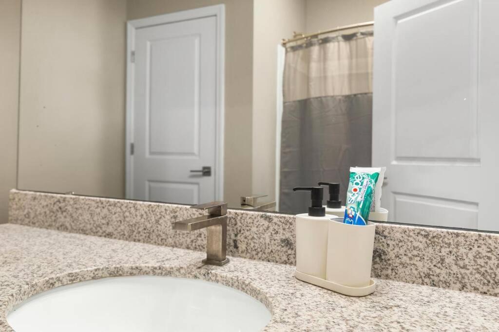 Elegant 2 Bedroom/2 Bath Condo With All Amenities ملبورن بيتش المظهر الخارجي الصورة