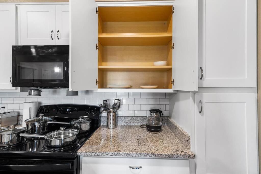Elegant 2 Bedroom/2 Bath Condo With All Amenities ملبورن بيتش المظهر الخارجي الصورة